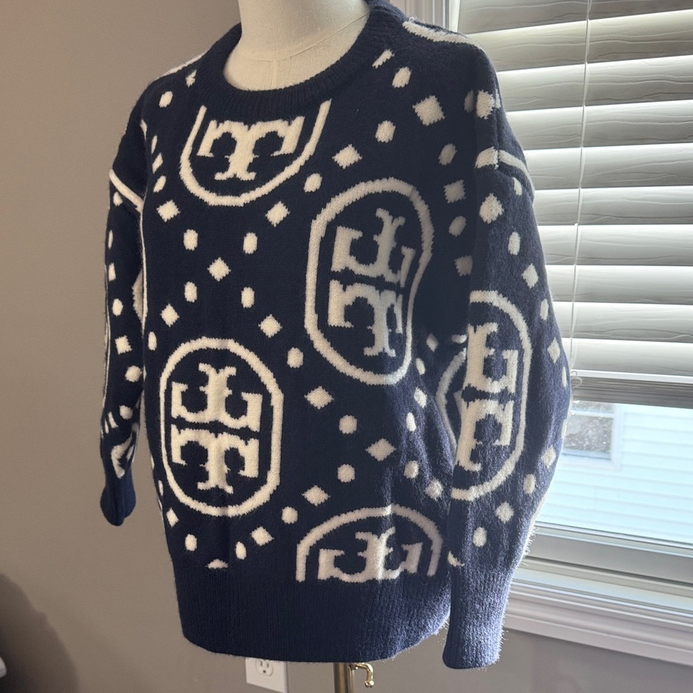 Very beautiful Navy and White Patterned Sweater like new !! - Picture 4 of 10